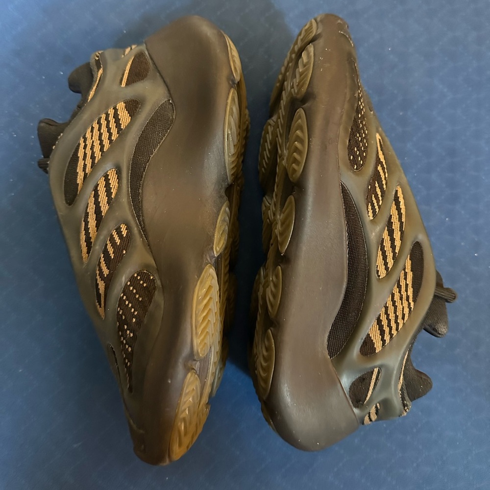Adidas Yeezy 700 V3 Clay Brown size 4 1/2